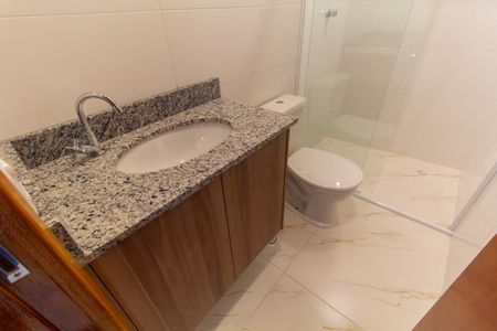 Banheiro de casa de condomínio para alugar com 1 quarto, 25m² em Chácara Belenzinho, São Paulo
