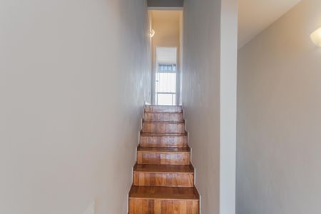 Apartamento para alugar com 68m², 1 quarto e sem vaga Apartamento para alugar com 68m², 1 quarto e sem vagaEscada de Acessa ao Quarto