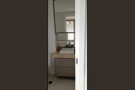 Banheiro de apartamento para alugar com 1 quarto, 55m² em Santo Amaro, São Paulo