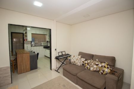 Sala de casa à venda com 4 quartos, 140m² em Industrial, Contagem
