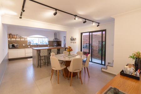 Casa à venda com 230m², 3 quartos e 2 vagas Casa à venda com 230m², 3 quartos e 2 vagasSala de Jantar