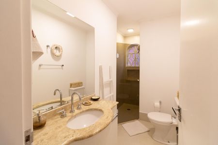 Casa à venda com 230m², 3 quartos e 2 vagas Casa à venda com 230m², 3 quartos e 2 vagasBanheiro
