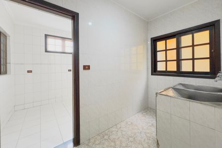 Casa para alugar com 242m², 4 quartos e 2 vagas Casa para alugar com 242m², 4 quartos e 2 vagasCozinha e Área de Serviço