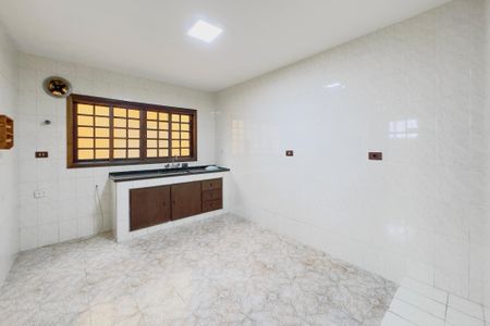 Casa para alugar com 242m², 4 quartos e 2 vagas Casa para alugar com 242m², 4 quartos e 2 vagasCozinha e Área de Serviço