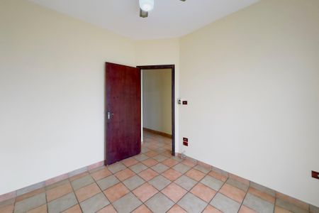 Casa para alugar com 242m², 4 quartos e 2 vagas Casa para alugar com 242m², 4 quartos e 2 vagasQuarto 2