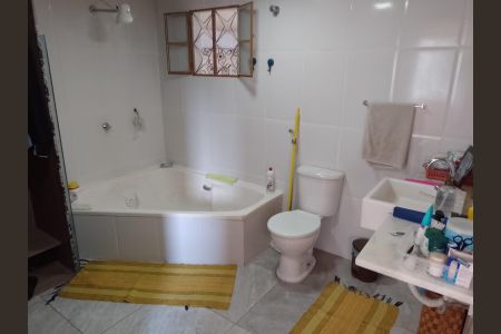 Banheiro de casa de condomínio à venda com 3 quartos, 80m² em Badu, Niterói