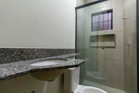 Banheiro de casa para alugar com 1 quarto, 30m² em Vila Buenos Aires, São Paulo