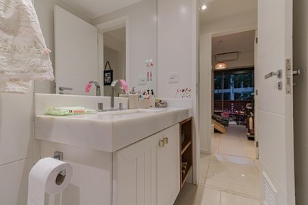 Apartamento à venda com 95m², 2 quartos e 1 vaga Apartamento à venda com 95m², 2 quartos e 1 vagaBanheiro Social