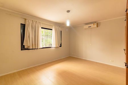 Casa à venda com 250m², 4 quartos e 2 vagas Casa à venda com 250m², 4 quartos e 2 vagasSuíte