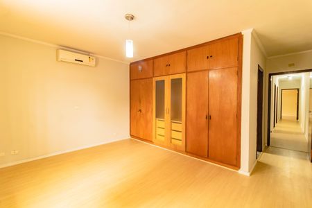 Casa à venda com 250m², 4 quartos e 2 vagas Casa à venda com 250m², 4 quartos e 2 vagasSuíte