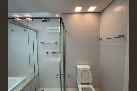 Casa de condomínio à venda com 872m², 6 quartos e 6 vagas Casa de condomínio à venda com 872m², 6 quartos e 6 vagasBanheiro da Suíte 2