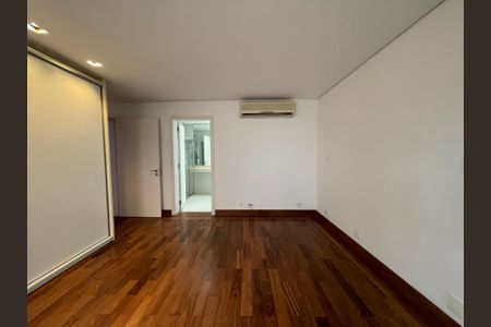 Casa de condomínio à venda com 872m², 6 quartos e 6 vagas Casa de condomínio à venda com 872m², 6 quartos e 6 vagasSuíte 1