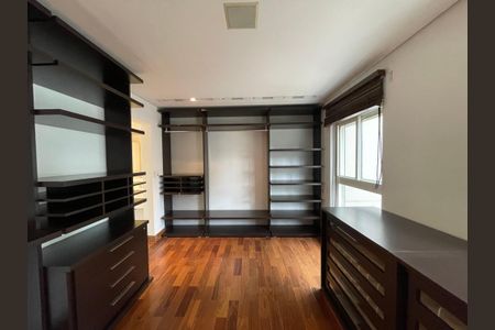 Casa de condomínio à venda com 872m², 6 quartos e 6 vagas Casa de condomínio à venda com 872m², 6 quartos e 6 vagasCloset da suíte 2