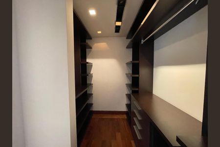 Casa de condomínio à venda com 872m², 6 quartos e 6 vagas Casa de condomínio à venda com 872m², 6 quartos e 6 vagasSuíte 3