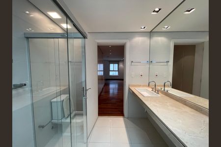 Casa de condomínio à venda com 872m², 6 quartos e 6 vagas Casa de condomínio à venda com 872m², 6 quartos e 6 vagasBanheiro da Suíte 2