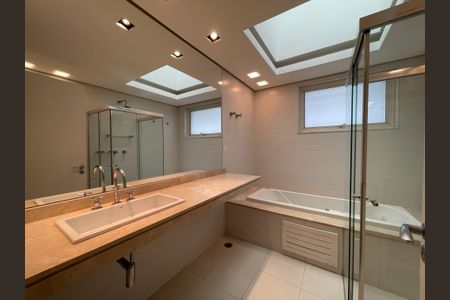 Casa de condomínio à venda com 872m², 6 quartos e 6 vagas Casa de condomínio à venda com 872m², 6 quartos e 6 vagasBanheiro da Suíte 2