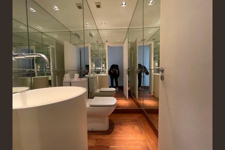 Casa de condomínio à venda com 872m², 6 quartos e 6 vagas Casa de condomínio à venda com 872m², 6 quartos e 6 vagasLavabo