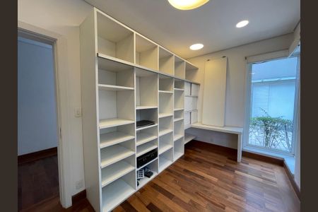 Casa de condomínio à venda com 872m², 6 quartos e 6 vagas Casa de condomínio à venda com 872m², 6 quartos e 6 vagasEscritório