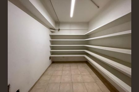 Casa de condomínio à venda com 872m², 6 quartos e 6 vagas Casa de condomínio à venda com 872m², 6 quartos e 6 vagasDispensa