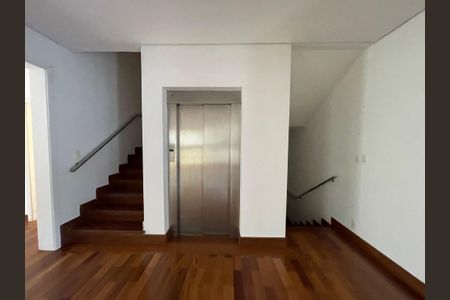 Casa de condomínio à venda com 872m², 6 quartos e 6 vagas Casa de condomínio à venda com 872m², 6 quartos e 6 vagasElevador