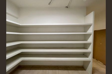 Casa de condomínio à venda com 872m², 6 quartos e 6 vagas Casa de condomínio à venda com 872m², 6 quartos e 6 vagasDispensa