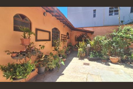 Casa à venda com 305m², 7 quartos e 4 vagas Casa à venda com 305m², 7 quartos e 4 vagasFoto 03