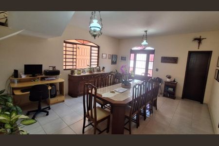 Casa à venda com 305m², 7 quartos e 4 vagas Casa à venda com 305m², 7 quartos e 4 vagasFoto 02
