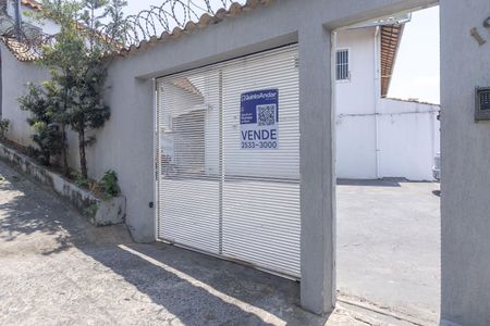 Casa à venda com 100m², 2 quartos e 1 vaga Casa à venda com 100m², 2 quartos e 1 vagaFachada