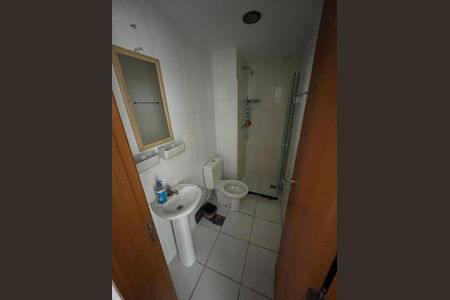 Banheiro de apartamento para alugar com 2 quartos, 52m² em Todos os Santos, Rio de Janeiro