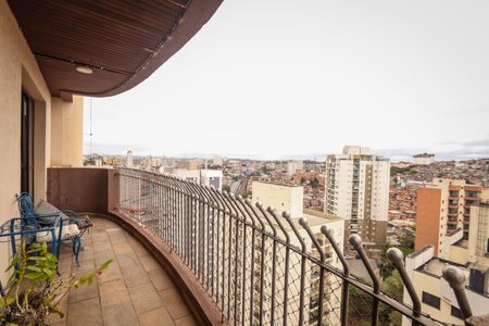 Apartamento para alugar com 254m², 3 quartos e 4 vagas Apartamento para alugar com 254m², 3 quartos e 4 vagasVaranda