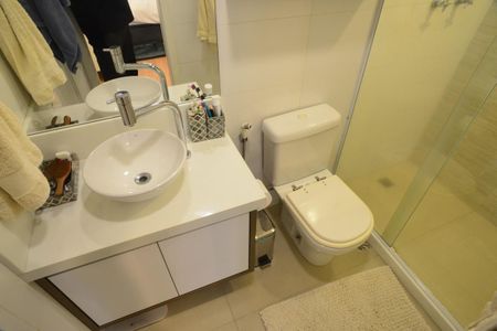Apartamento à venda com 74m², 2 quartos e 2 vagas Apartamento à venda com 74m², 2 quartos e 2 vagasBanheiro da Suíte