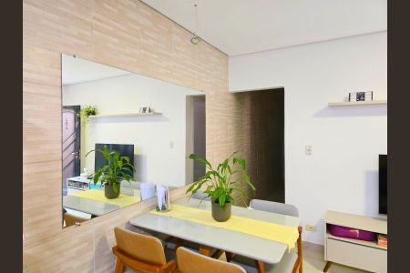 Casa à venda com 120m², 2 quartos e 2 vagas Casa à venda com 120m², 2 quartos e 2 vagasSala