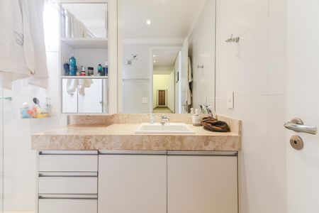 Apartamento à venda com 98m², 3 quartos e 2 vagas Apartamento à venda com 98m², 3 quartos e 2 vagasBanheiro da Suíte