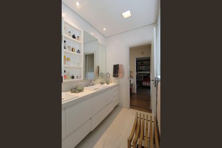 Apartamento à venda com 215m², 3 quartos e 3 vagasBanheiro da Suíte 1