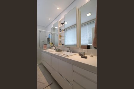 Apartamento à venda com 215m², 3 quartos e 3 vagasBanheiro da Suíte 1