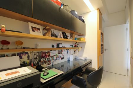 Apartamento à venda com 215m², 3 quartos e 3 vagasEscritório