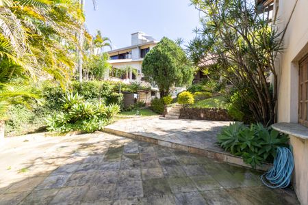 Casa de condomínio à venda com 504m², 4 quartos e 8 vagas Casa de condomínio à venda com 504m², 4 quartos e 8 vagasQuintal