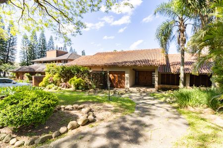 Casa de condomínio à venda com 504m², 4 quartos e 8 vagas Casa de condomínio à venda com 504m², 4 quartos e 8 vagasFachada