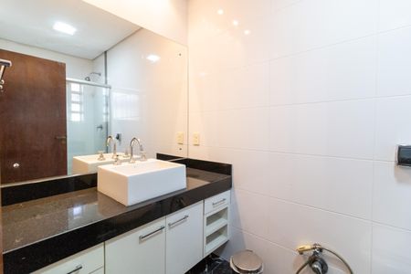 Casa de condomínio à venda com 504m², 4 quartos e 8 vagas Casa de condomínio à venda com 504m², 4 quartos e 8 vagasBanheiro da Suíte 2