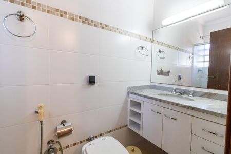 Casa de condomínio à venda com 504m², 4 quartos e 8 vagas Casa de condomínio à venda com 504m², 4 quartos e 8 vagasBanheiro da Suíte 1