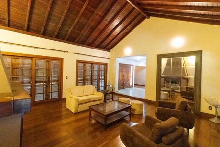 Casa de condomínio à venda com 504m², 4 quartos e 8 vagas Casa de condomínio à venda com 504m², 4 quartos e 8 vagasSala