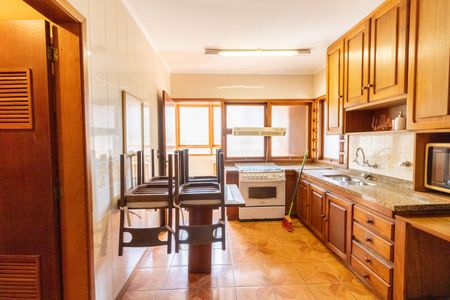 Casa de condomínio à venda com 504m², 4 quartos e 8 vagas Casa de condomínio à venda com 504m², 4 quartos e 8 vagasCozinha