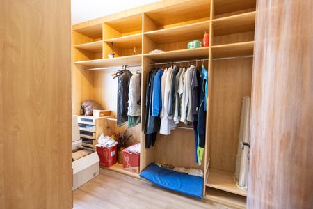 Casa de condomínio à venda com 504m², 4 quartos e 8 vagas Casa de condomínio à venda com 504m², 4 quartos e 8 vagasCloset da suíte 3