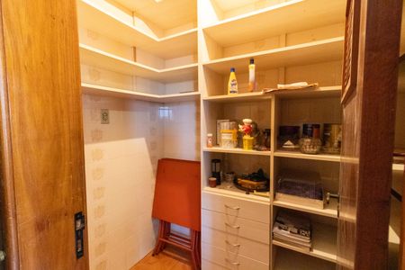 Casa de condomínio à venda com 504m², 4 quartos e 8 vagas Casa de condomínio à venda com 504m², 4 quartos e 8 vagasCozinha