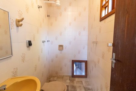 Casa de condomínio à venda com 504m², 4 quartos e 8 vagas Casa de condomínio à venda com 504m², 4 quartos e 8 vagasBanheiro de serviço