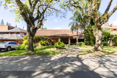 Casa de condomínio à venda com 504m², 4 quartos e 8 vagas Casa de condomínio à venda com 504m², 4 quartos e 8 vagasFachada