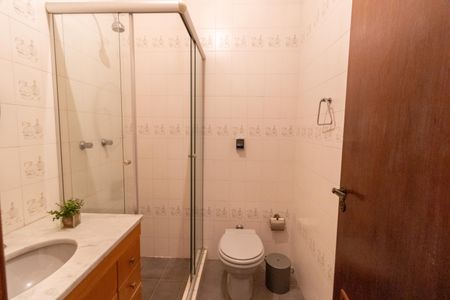 Casa de condomínio à venda com 504m², 4 quartos e 8 vagas Casa de condomínio à venda com 504m², 4 quartos e 8 vagasBanheiro da Suíte 4