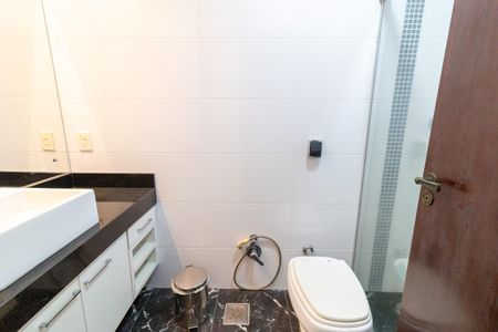 Casa de condomínio à venda com 504m², 4 quartos e 8 vagas Casa de condomínio à venda com 504m², 4 quartos e 8 vagasBanheiro da Suíte 2