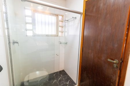 Casa de condomínio à venda com 504m², 4 quartos e 8 vagas Casa de condomínio à venda com 504m², 4 quartos e 8 vagasBanheiro da Suíte 2