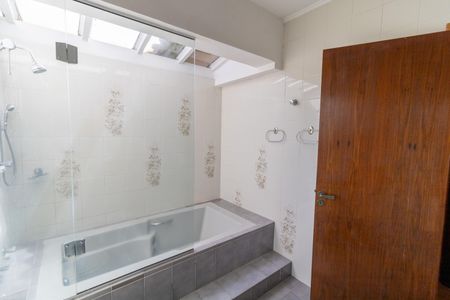 Casa de condomínio à venda com 504m², 4 quartos e 8 vagas Casa de condomínio à venda com 504m², 4 quartos e 8 vagasBanheiro da Suíte 3